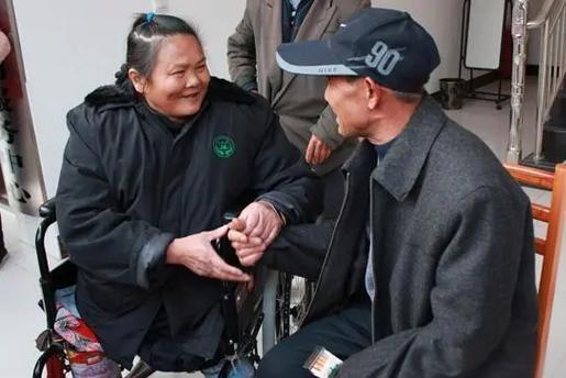 一个连自己都快养不活的43岁光棍，竟把街头高位截瘫的陌生女人背回了家。2001年