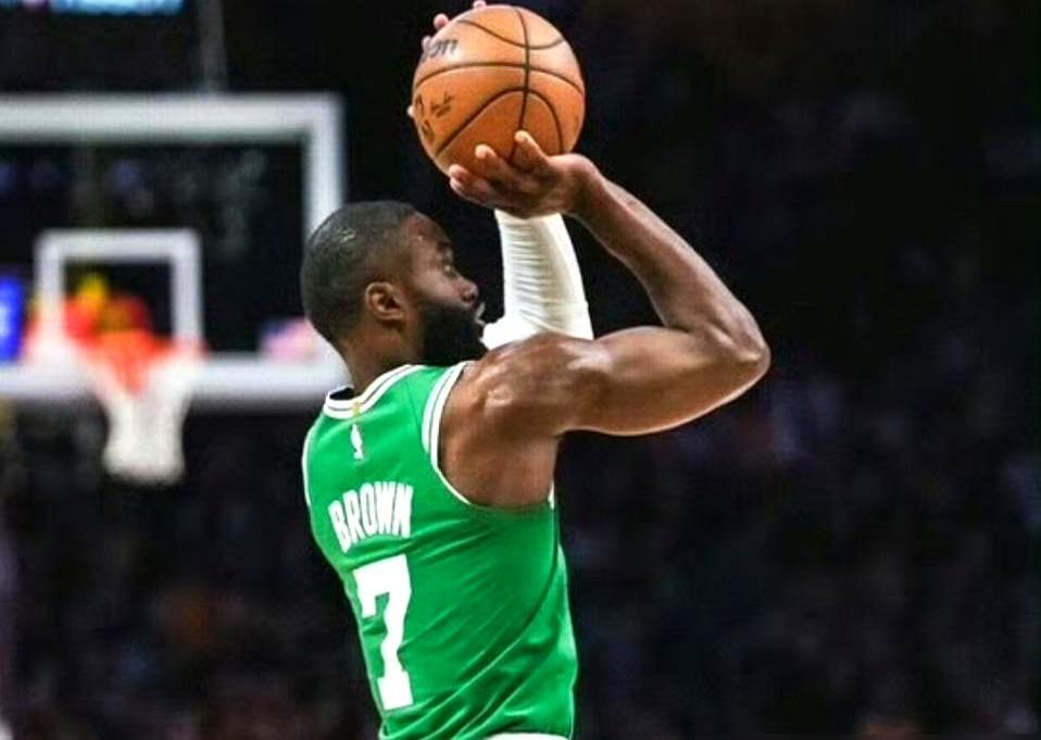 拒8900万续约，落选秀的账比球星算得精。
 
里夫斯2025年夏天的决定，全是