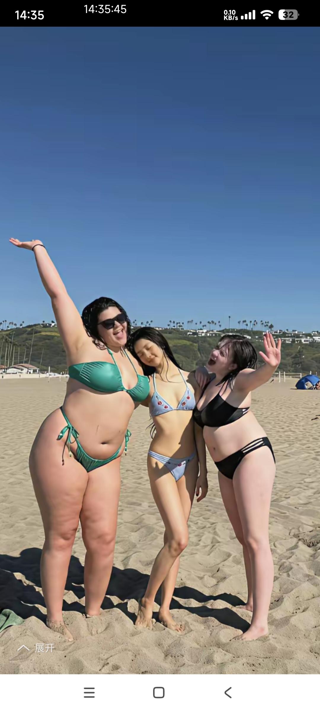 黄多多晒海边游玩照，旁边两个外国女同学就是典型的绿叶！

左边的外国女同学，人高