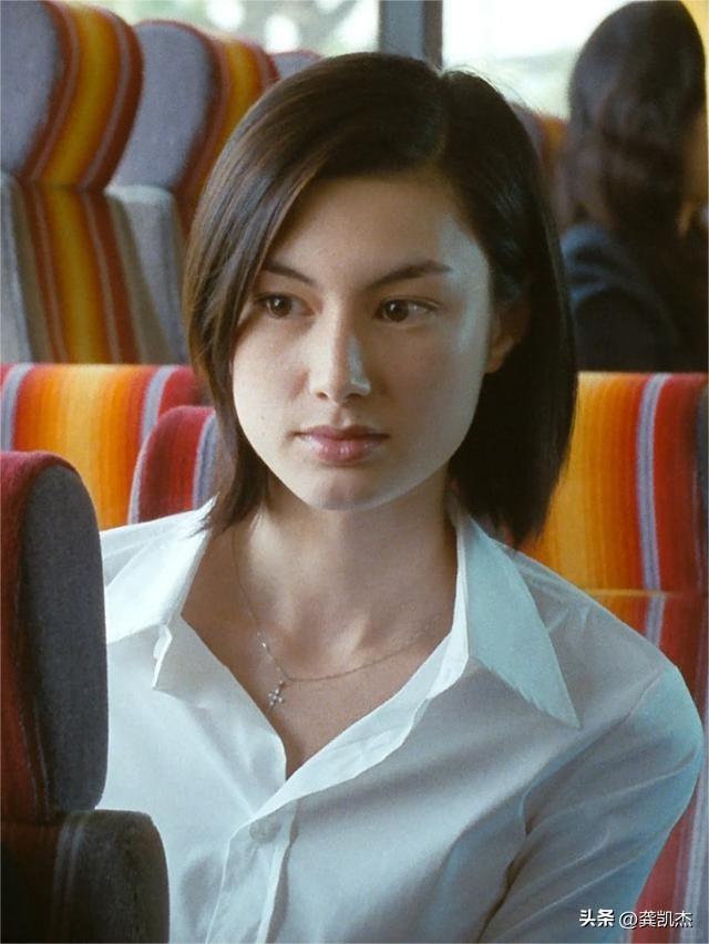 眼睛看的方向不一样，给人感觉也不一样。[捂脸]