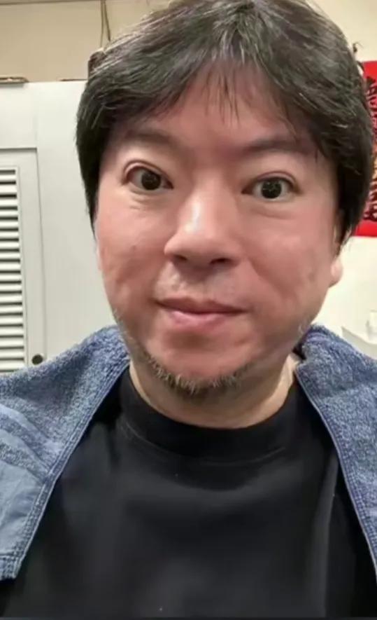 54岁高晓松近照曝光。
去掉眼镜，剪去长发，刮掉胡子
油腻男秒变老鲜肉。
你还别