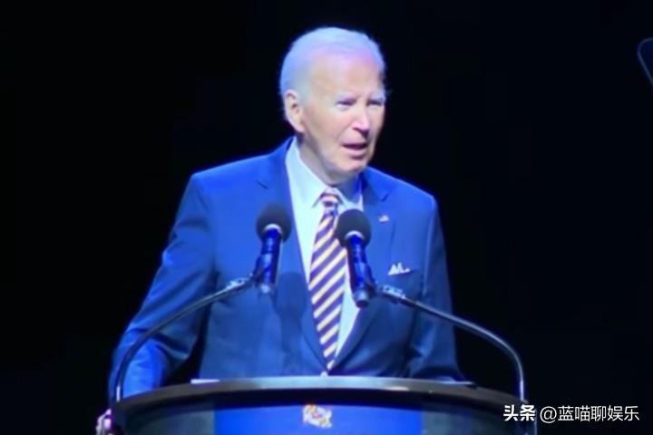 83岁的拜登在民主党峰会上斥责特朗普后，几乎难以找到离场的方向，最后在指引下走下