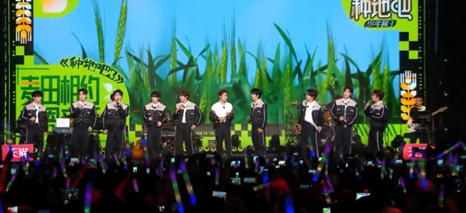 动态平衡比春晚还丝滑！十个勤天×宇树机器人的空翻名场面，我直接截图当壁纸📸十个