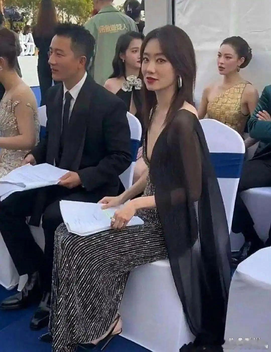 张小斐穿低胸礼服真不太合适呀，倒不是有啥大问题，就是把旁边的黄轩搞得都不敢低头，