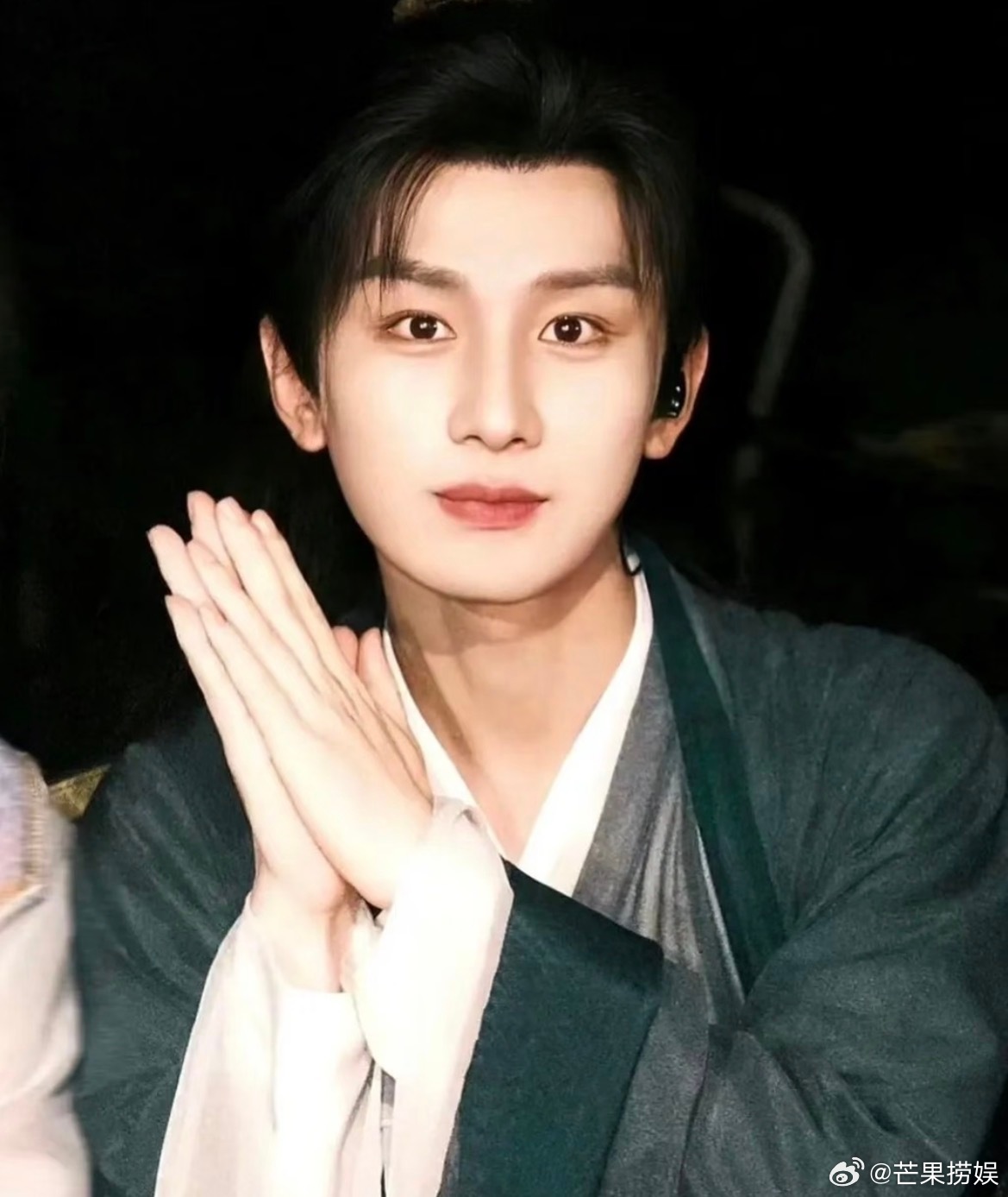 成毅晒汤圆祝大家元宵快乐哥你能不能再朴素一点不过这个花还挺好看的，就是照片真的像