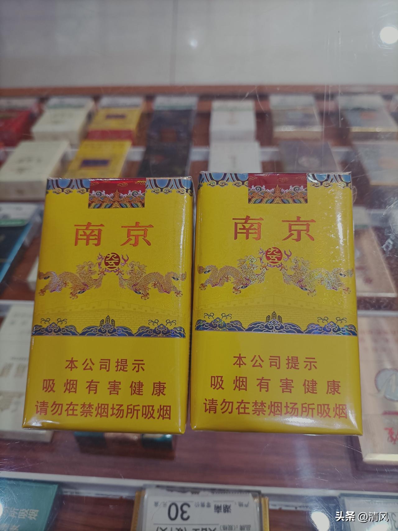 亲戚临时托我看店，刚开门，一位三十多岁、衣着朴素的女士进来，买了2包软九五南京。
