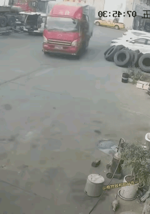 与车赛跑，这抢的无缝衔接！这下惨了吧！