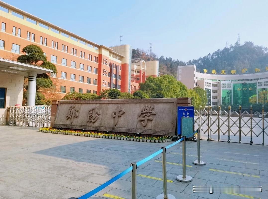 上个月结束的十堰高三二诊，物理方向，600分占比，郧阳中学17.26%最高，东风