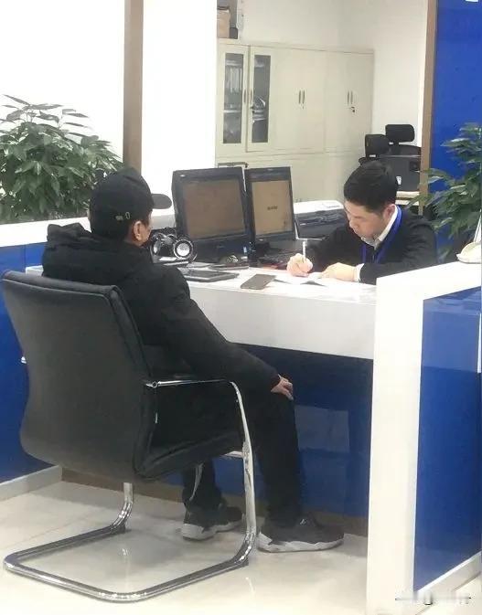 我去交易所销户，业务员打起感情牌

       上个月底，我拿两张沪深股东卡，