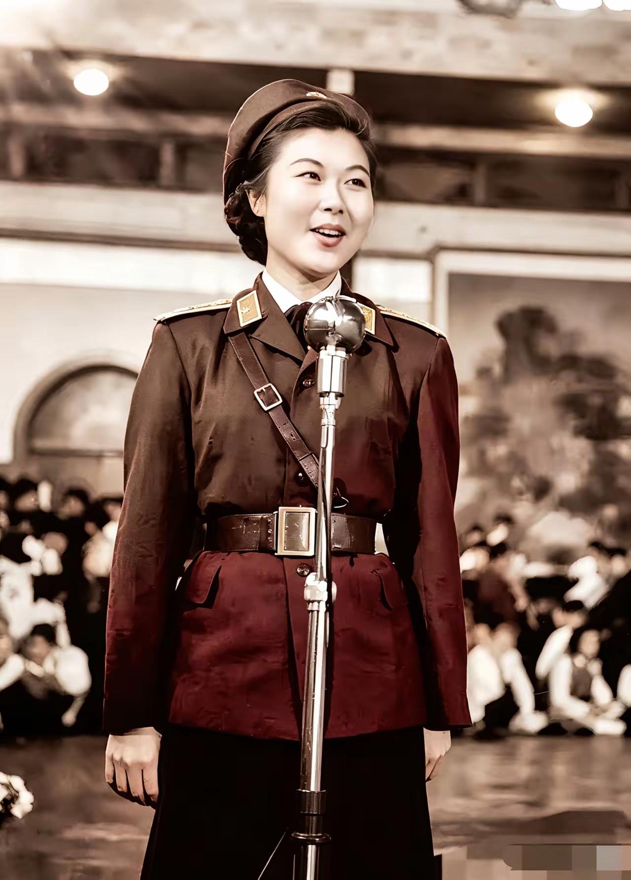 周如雁她是名门之后，
也是总政文工团的团花。
你可知道她的父亲是谁吗？