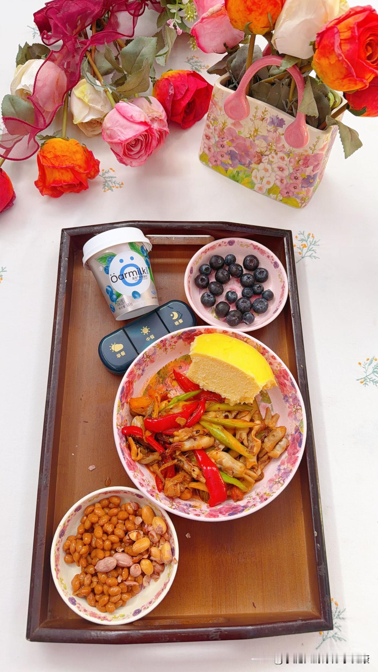 均衡饮食一人食分享。一小块杂粮馒头芦笋彩椒炒蛏子，优质蛋白质，还有发酵纳豆。花生