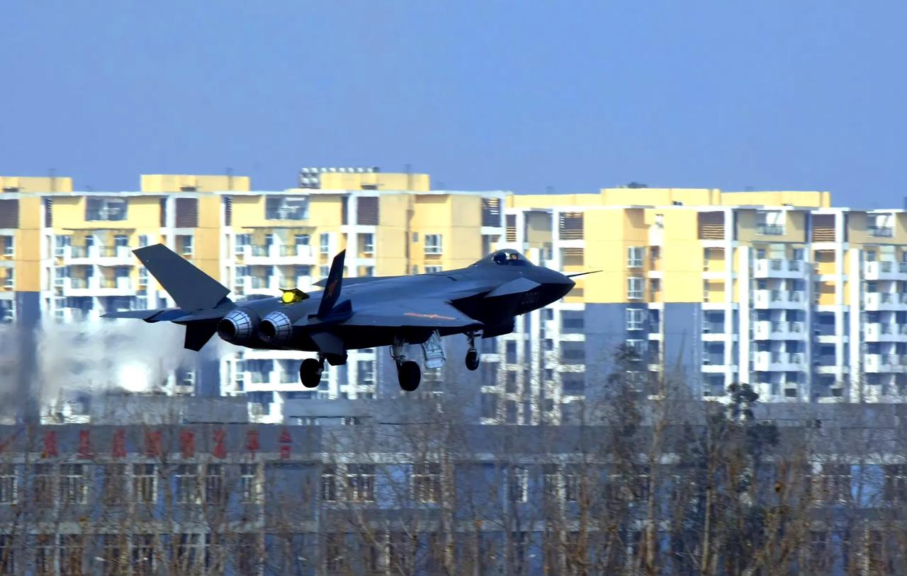 一晃眼咱们的歼-20都十五岁生日了，依然记得当时在PC上看到模糊视频时的场景，当