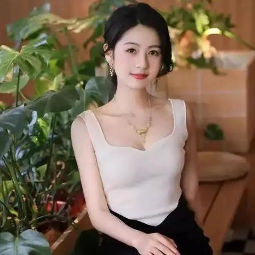 清新自然，温柔动人，绿植环绕，优雅动人。清新的女人 治愈系绿植 自然风绿植 淡雅