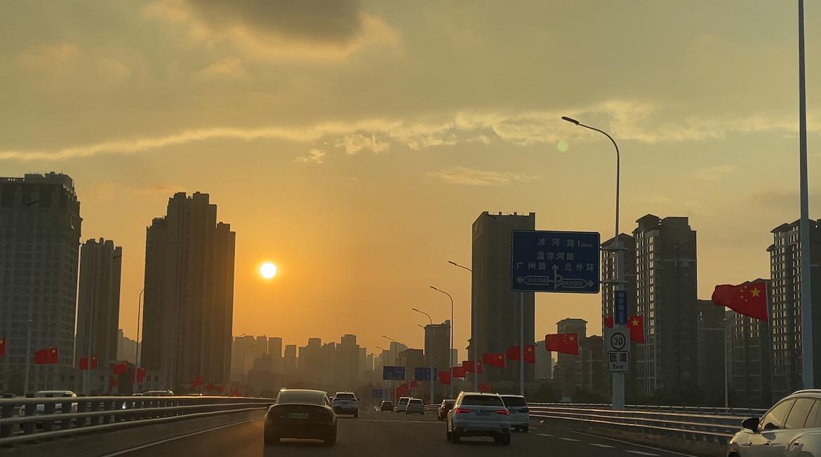 夕阳西下，开车漫无目的的行走在大街上，车水马龙，车来车往，万世开太平……