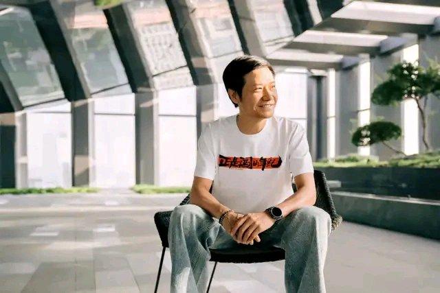 曾经意气风发的“小米模式”，如今似乎正面临流量反噬。前几年雷军认为智能电动汽车像