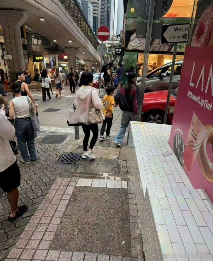 香港中环偶遇Angelababy小海绵 有网友在香港中环偶遇 Angelabab
