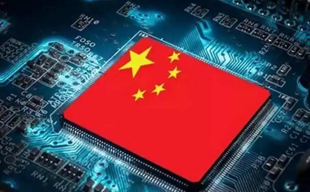 这几年，芯片这两个字刷屏的频率高得吓人。今天美国又禁了这个，明天又卡了那个，后天