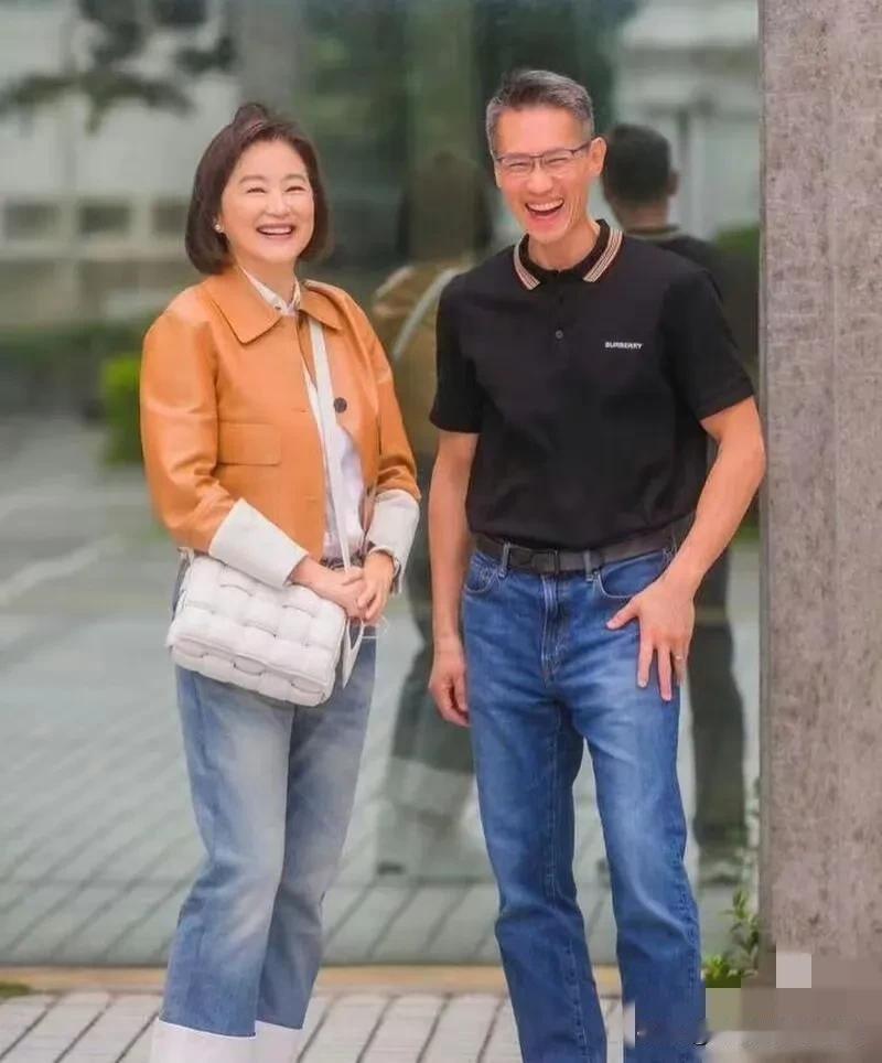 林青霞，69岁了，和清华大学校长合影时，笑容满面，显得十分亲和。她给人的感觉就是