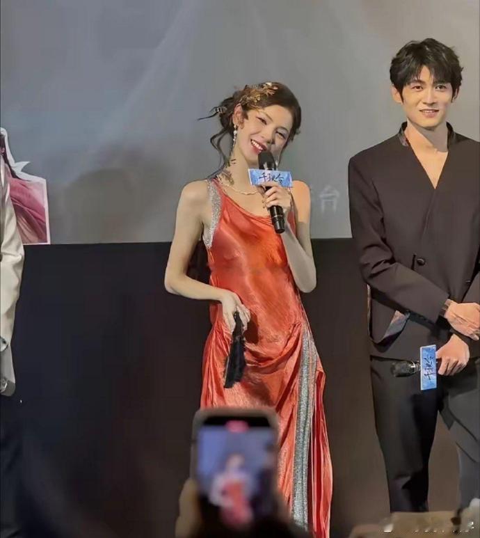 女明星真的不要太瘦，这都要瘦脱相了，干巴巴的。​​​