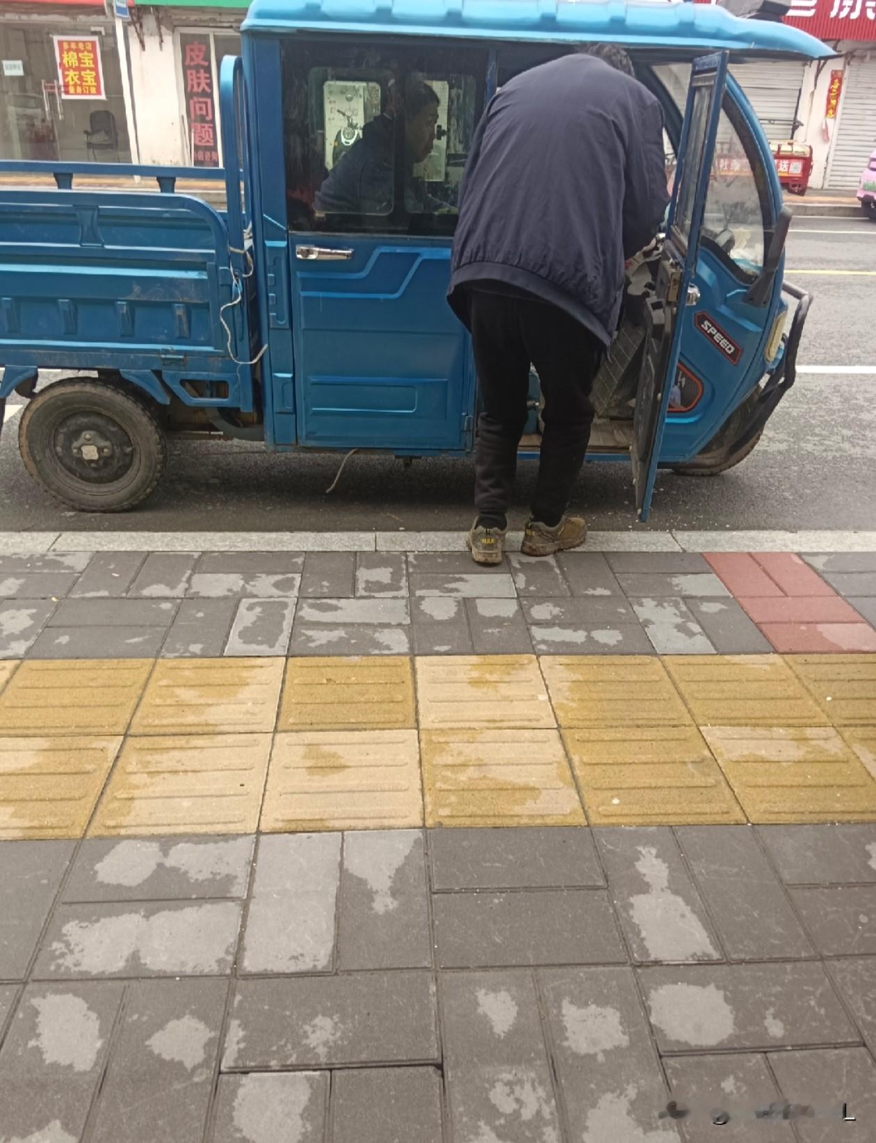 我快崩溃了！今天大清早有位大爷来店里买东西，两百块的货他少给了四十块，还额外多要