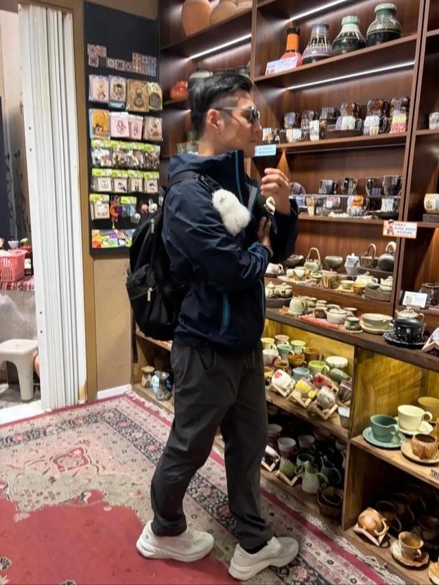 严屹宽带女儿游新疆大巴扎！真人帅到炸裂侧脸好绝 身材瘦保养得好，身边还带着8岁女