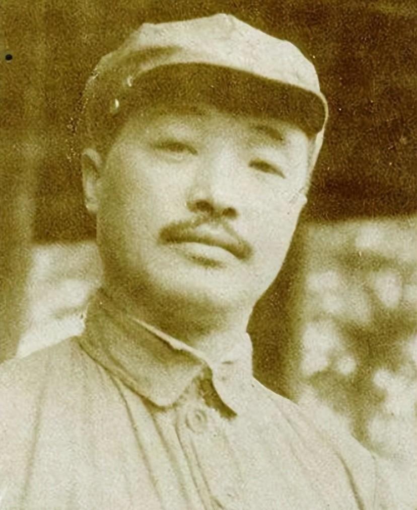 这位受到贺龙元帅赏识的重要人物，毛主席了解他过往身份后关心地询问：有没有人因为你