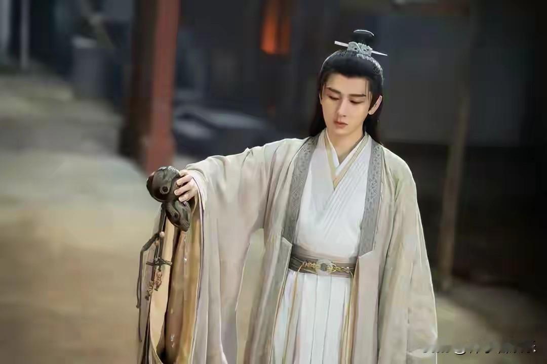 2025年末的古装剧市场，因一部《长安二十四计》而沸腾。成毅饰演的谢淮安，以“零
