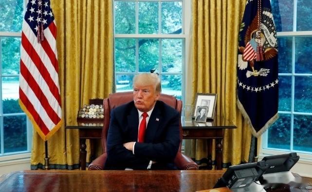 2月20日，特朗普正在白宫跟州长们吃早餐，一张纸条递到他手里。

他看了一眼，问