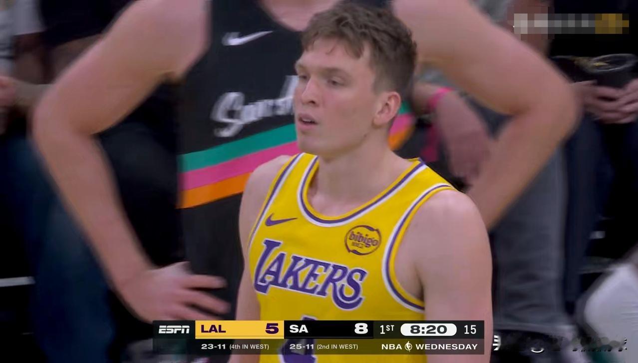 我真是被湖人新星克内克特气疯了！在今天湖人客场挑战马刺的比赛中，目前双方的上半场