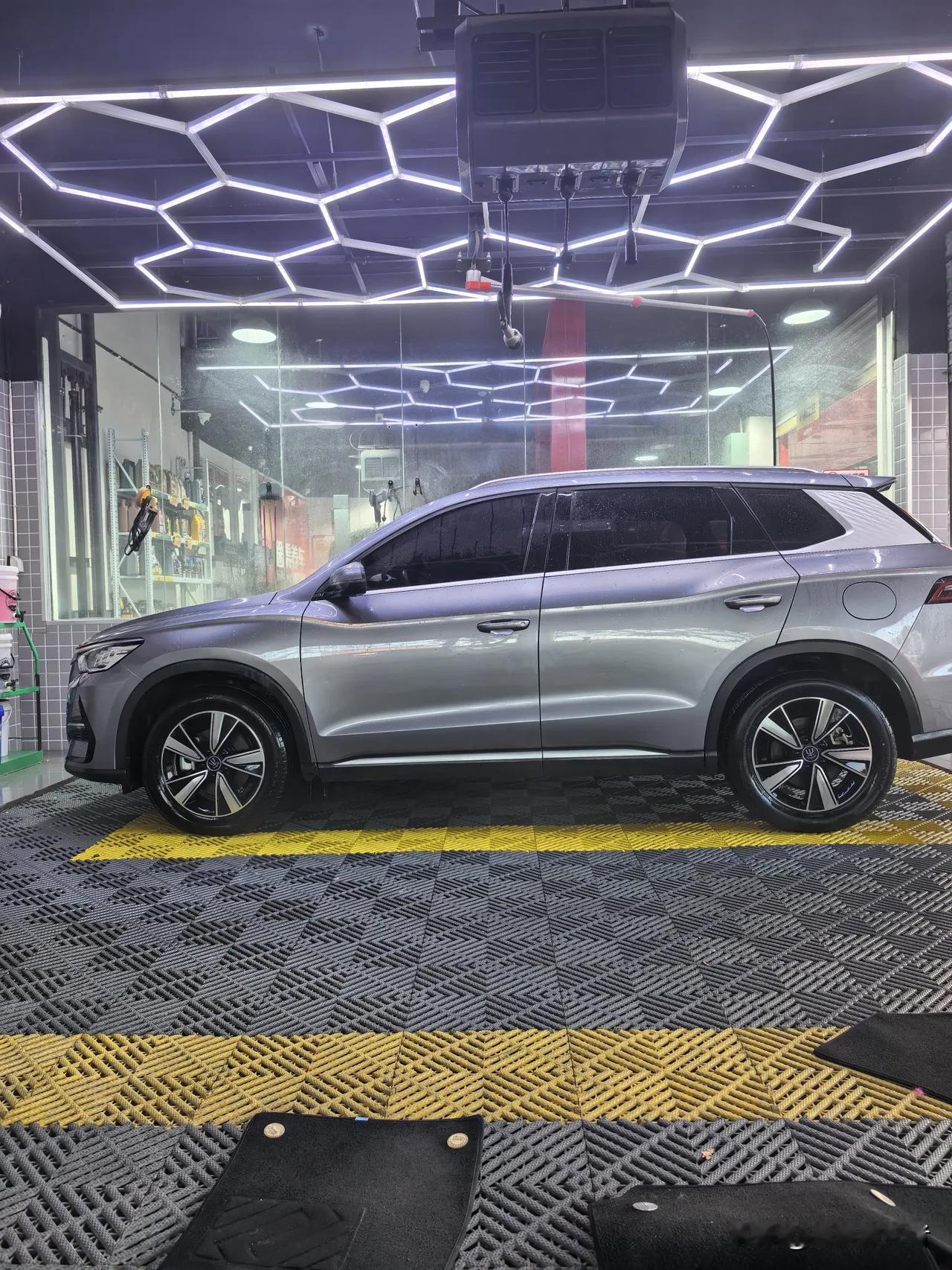 下午下班后，到镇上的途虎养车店去洗车，店里有优惠活动，花9.9元可以进行标准洗车