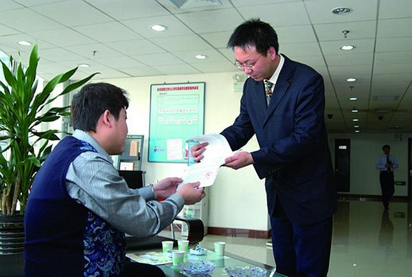 “吃相太难看了！” 广东深圳，一男子 2024 年把房子挂在中介卖，最终成交价 