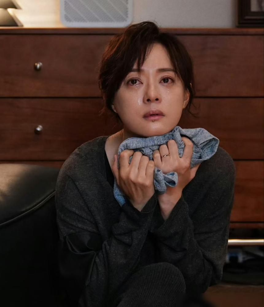 别再吹孙俪的“真实感”了。
我告诉你，那不是演技，是她被碾压后，仅剩的一块遮羞