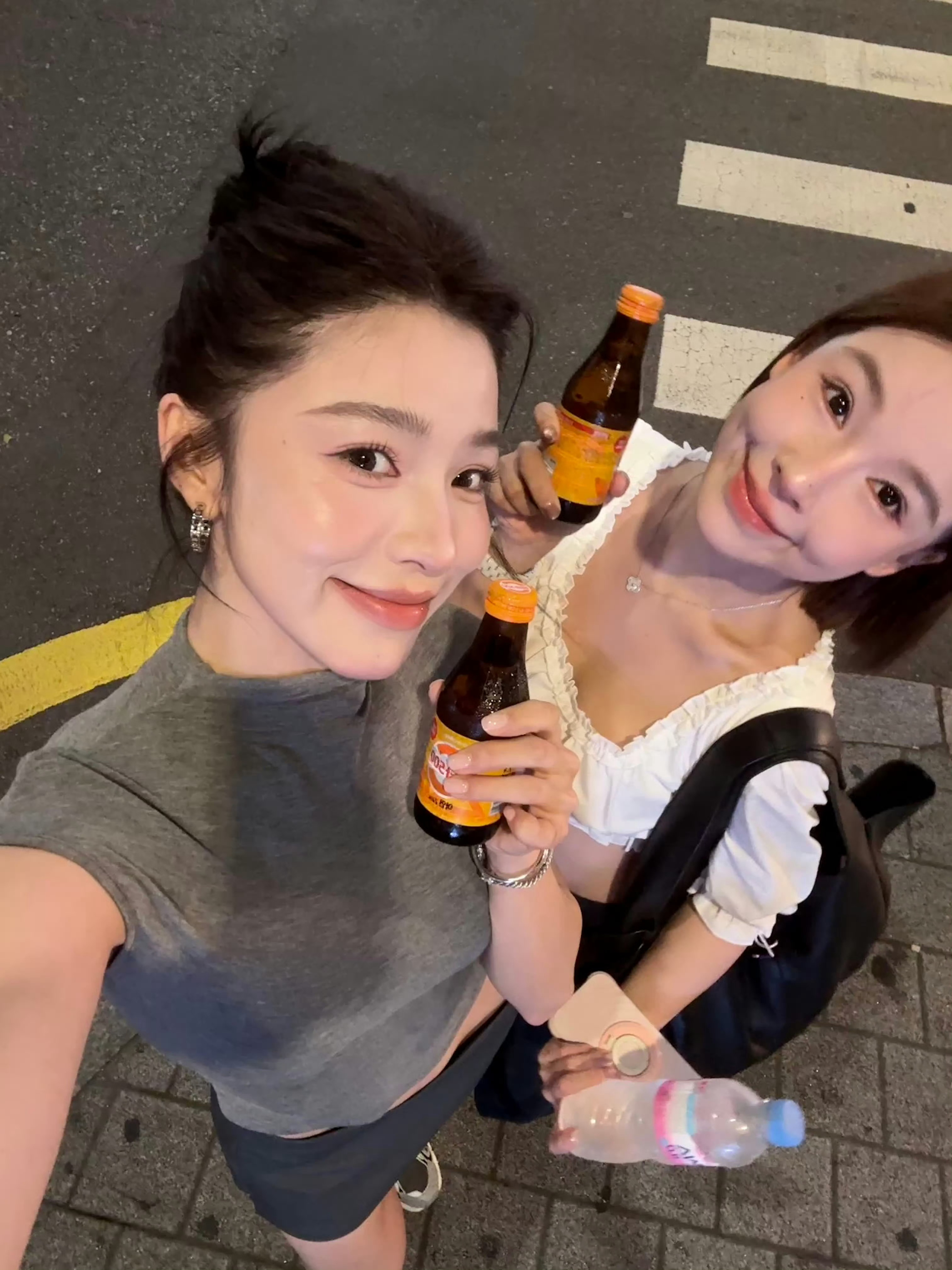 刘思瑶和闺蜜半夜神经拍照 ​​​