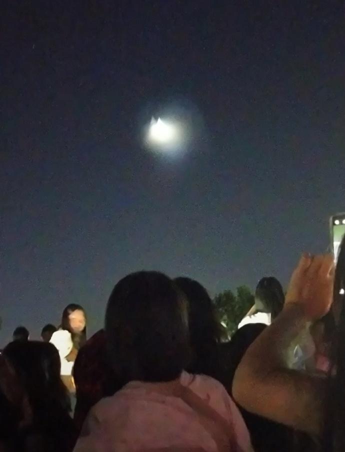 更多清晰照片来了哈，极其罕见的双星追月，俺家的德芙也开始成双成对了哦！

看到他