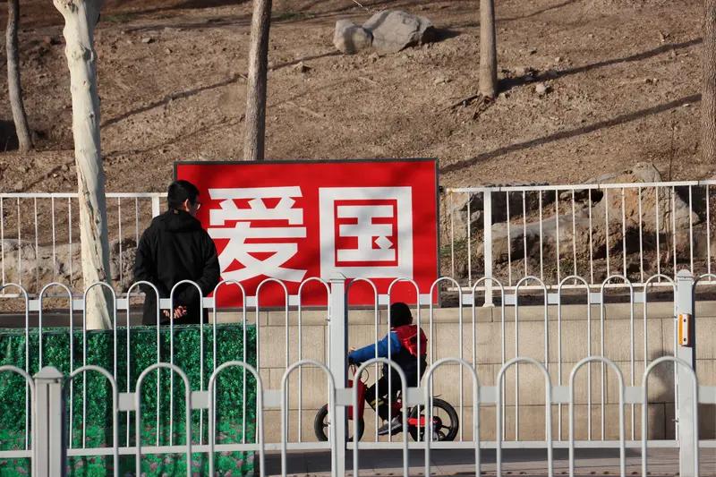 普通人爱国的最好方式是过好自己的生活，不给国家添乱。
在国家需要我的某项付出时，