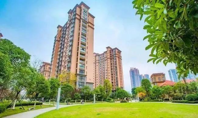 楼市，黔驴技穷了

现在有两个很奇怪的现象。

一个是网上各种渲染十月份一线城市