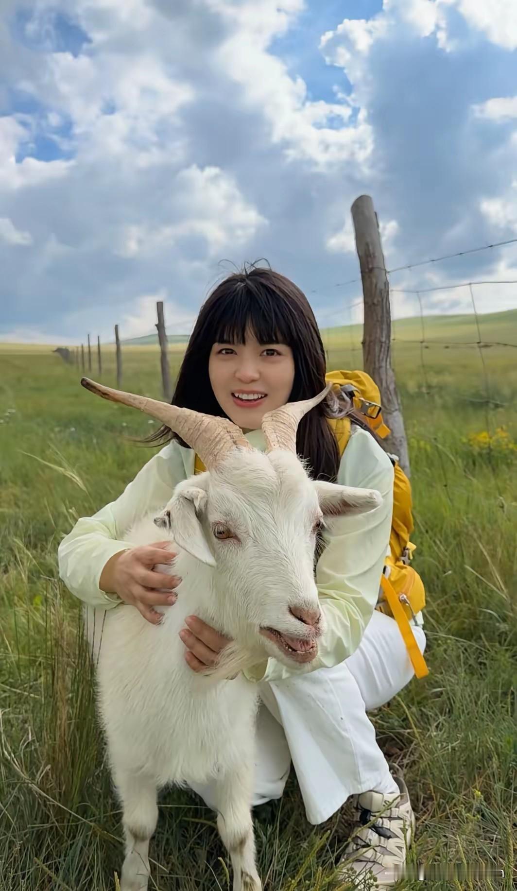 去内蒙古大草原旅游的西安女孩，最终还是把小羊买下来了，花了400块，但是光运费就