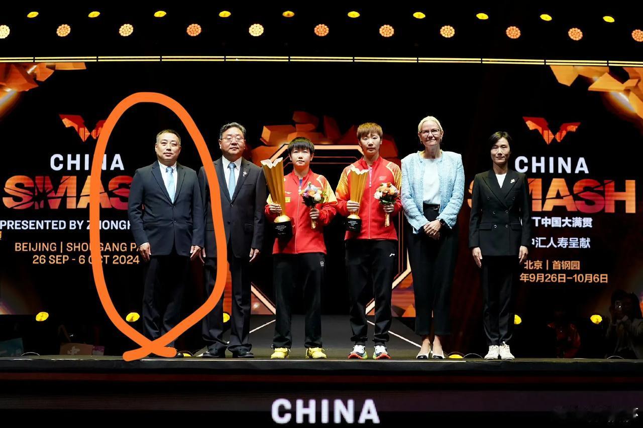 这次是真的不能怪莎莎，额…好像也不能怪果凉！


为什么每次看见果凉穿西服，都有