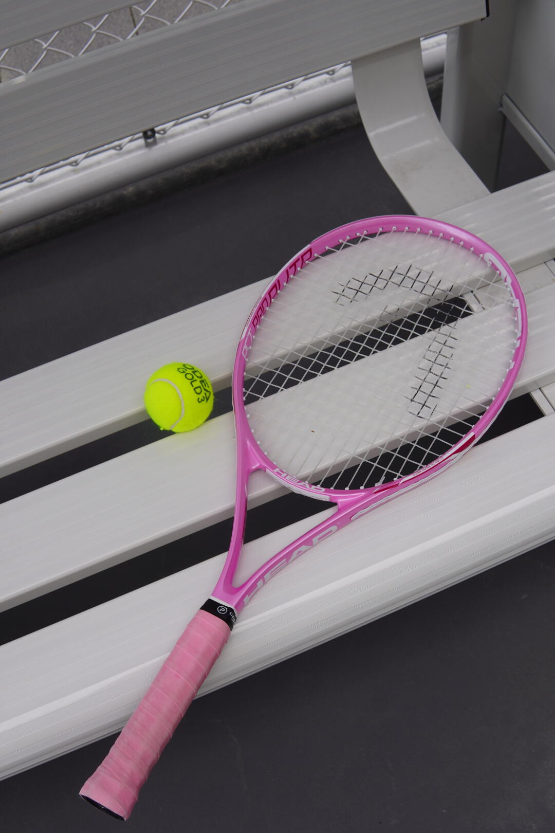 拿个粉色小拍打网球吧🎾