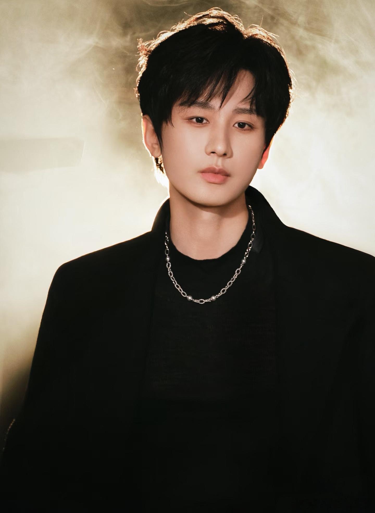 成毅两京十五日cy成毅朱瞻基成毅颜值、身材、身姿都挺好，外形很仙。演技真不错，眼