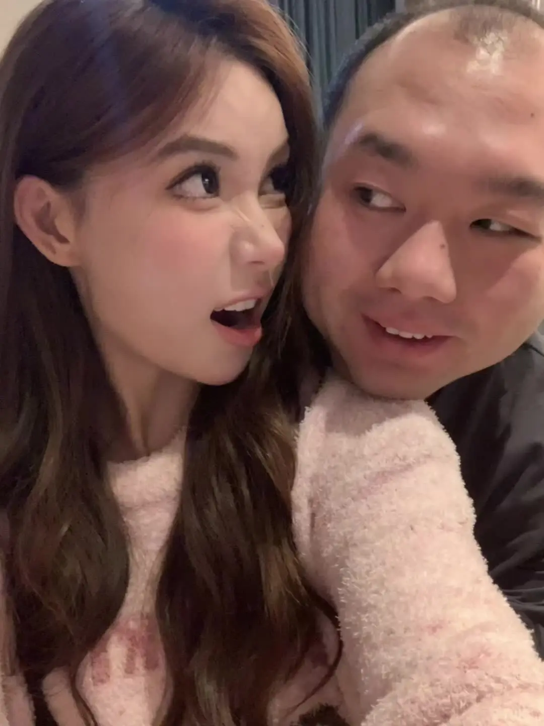 两人的自拍在朋友圈暴晒