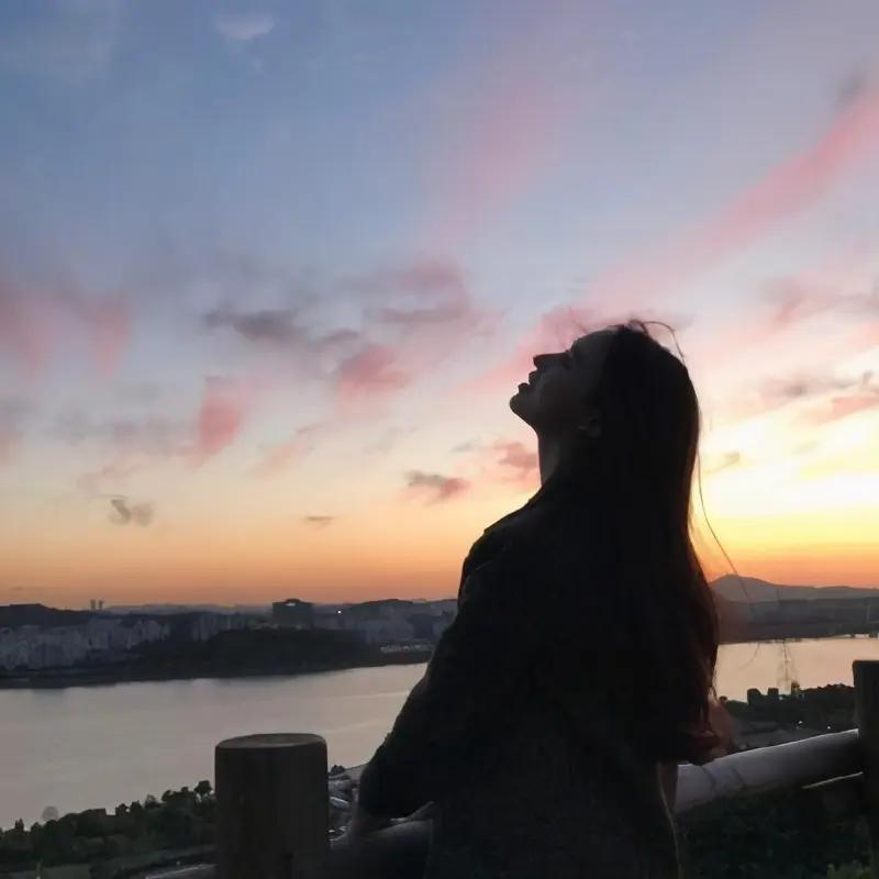 大家的衣服都分上班穿和平时穿的吗？	之前听同事说她没有穿的衣服了，我问她不是经常