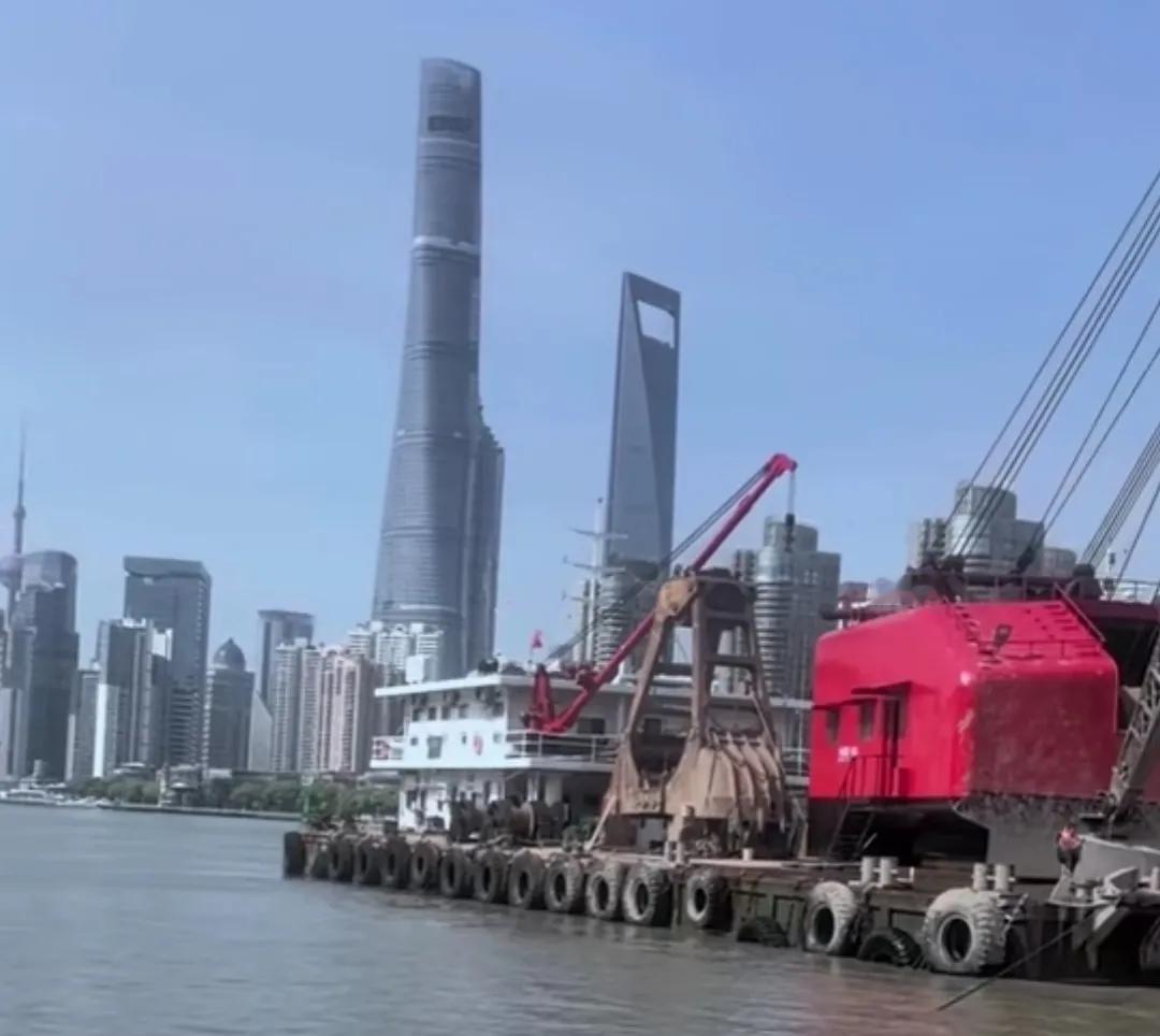 上海黄浦江航道大型吊挖泥沙船清淤。