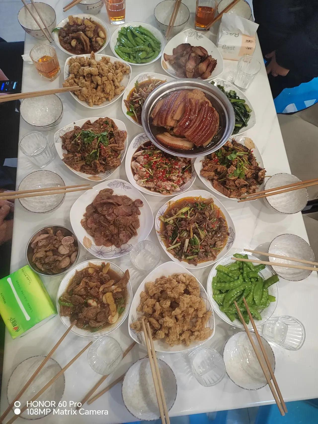今天是腊月十八，距离春节也越来越近了，我们期待中的春晚和年夜饭也快来了，那么你觉