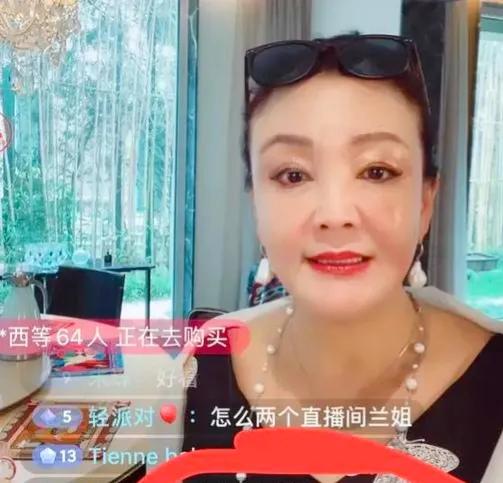 张兰站在直播间璀璨的灯光下，目光如炬，嘴角紧抿，仿佛正对着一场无形的风暴宣战。她