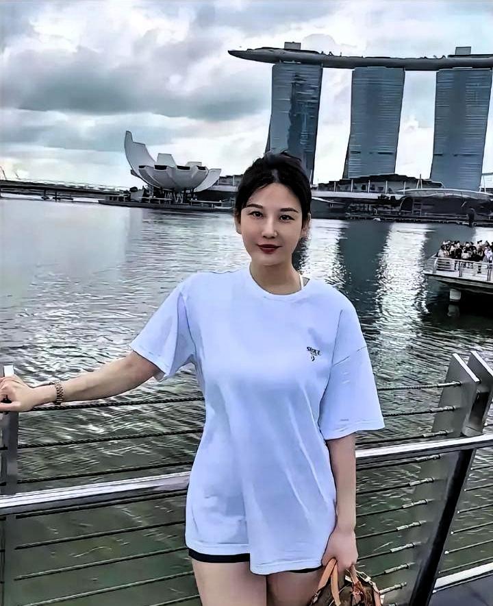 女子与闺蜜关系极好，女子丈夫也十分喜欢闺蜜。有一天，女子无意中发现丈夫与闺蜜通话