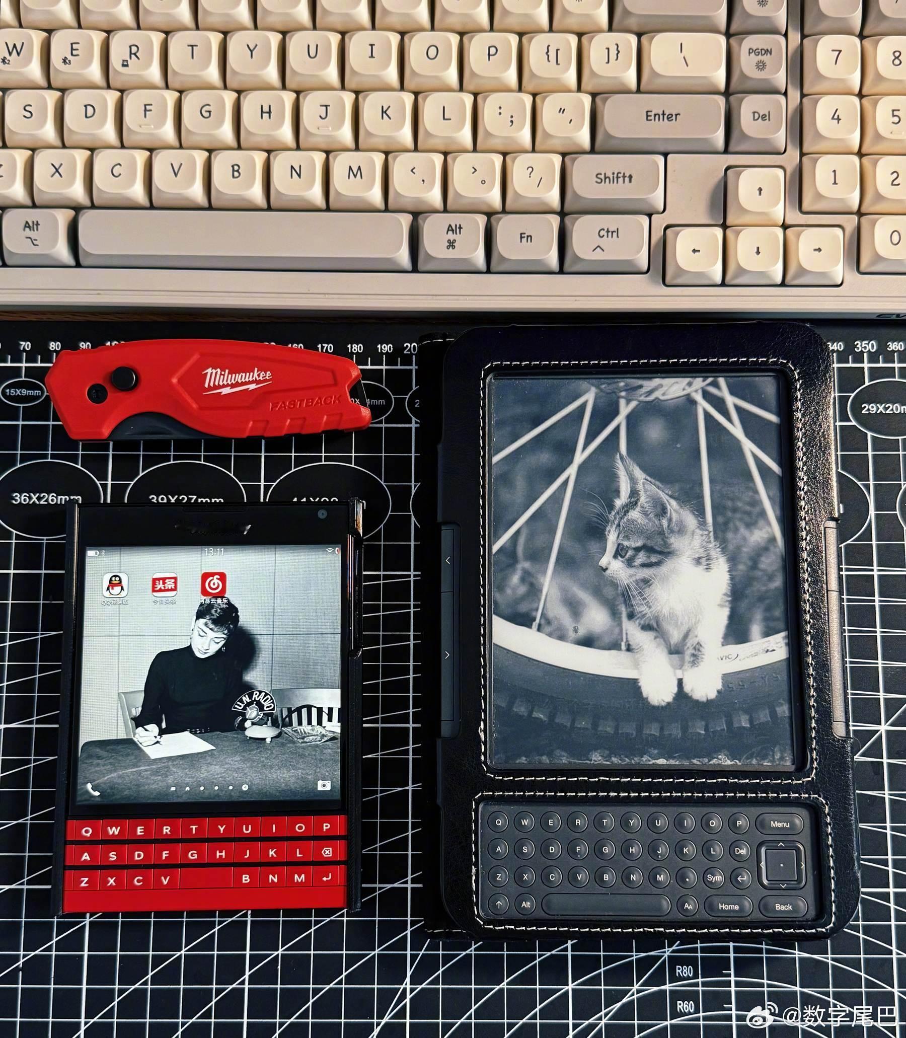 怀旧小抽屉 翻出来墨水屏的手表和 Kindle 抚摸一下，曾经的泡面盖鼻祖，我认