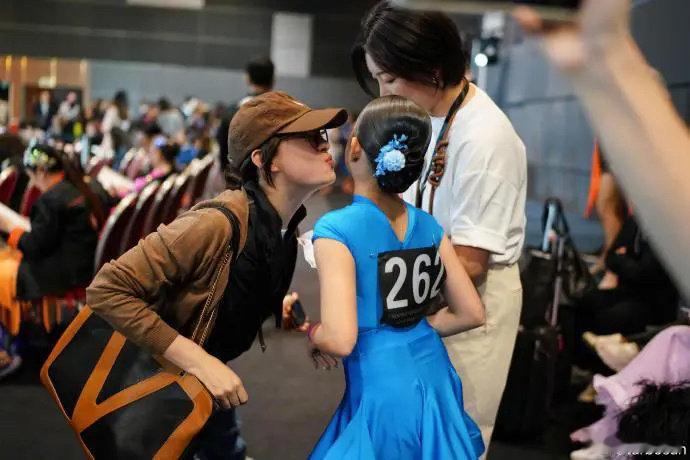 小花想让孙俪一起学拉丁舞  小花想让孙俪一起学拉丁舞，妹妹的想法好可爱！ 