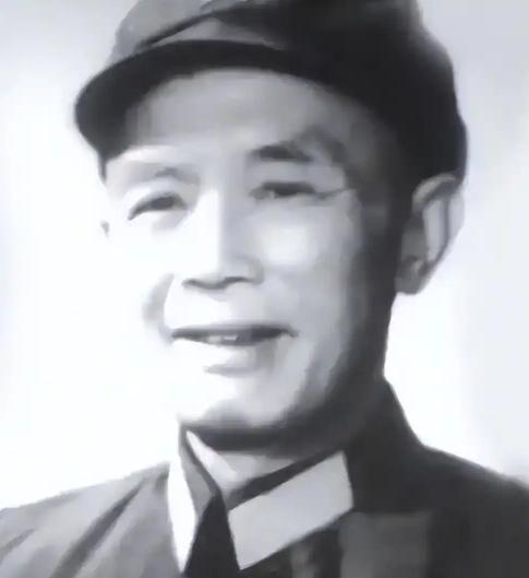 1984年，开国少将钟伟病重住院，大将黄克诚去看他。聊天时，黄克诚问钟伟，老家还