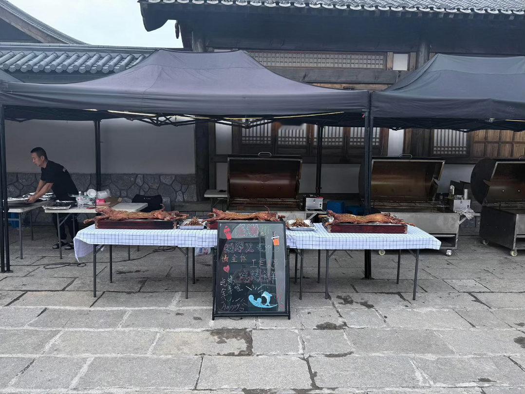 江山大同杀青，刘学义自己，工作室，朋友都请剧组吃烤全羊，喝饮料了诶，什么都有！太